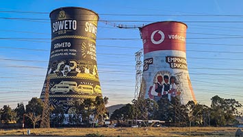 Torri di raffreddamento con murales a Soweto